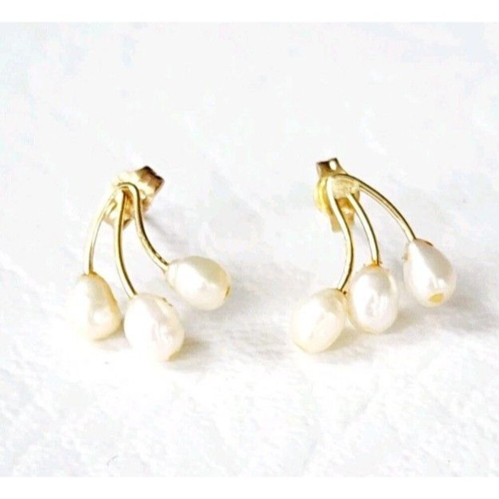 Vintage 14 Karat Yellow Gold White Freshwater Pearl Pierced Earring 11mm .82g